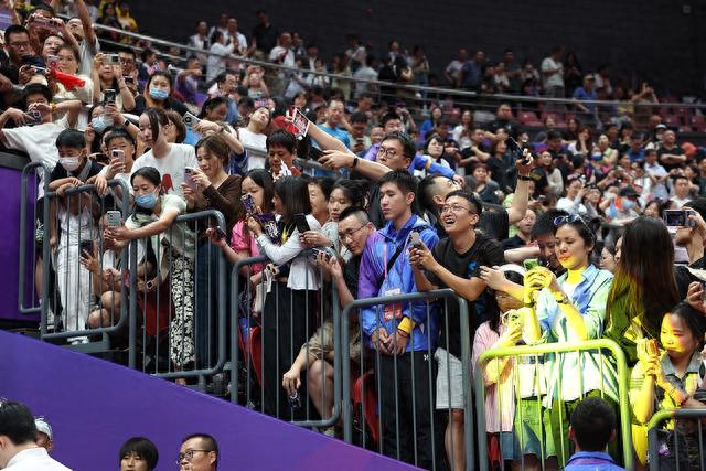 2023年9月26日，浙江杭州，杭州亞運會乒乓球男團決賽，中國隊3-0韓國隊。圖為決賽現場觀眾。視覺中國 圖