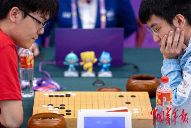 9月28日,杭州亚运会围棋男子个人赛决赛中,中国棋手柯洁(左)对阵中国台北棋手许皓鋐。中青报·中青网记者 李隽辉/摄