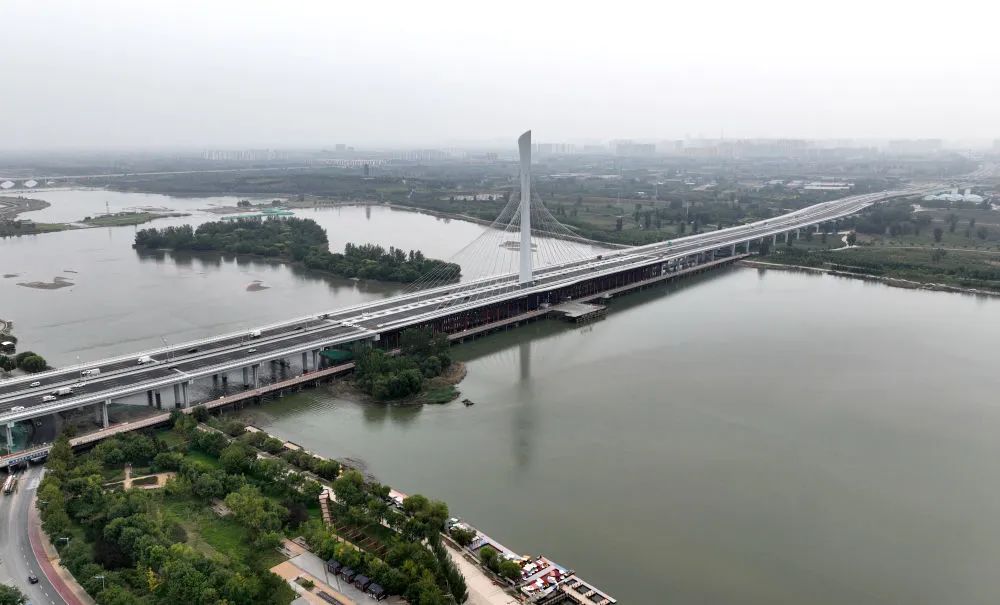 ↑这是9月28日拍摄的复兴大街滹沱河特大桥(无人机照片)。(梁子栋 摄)