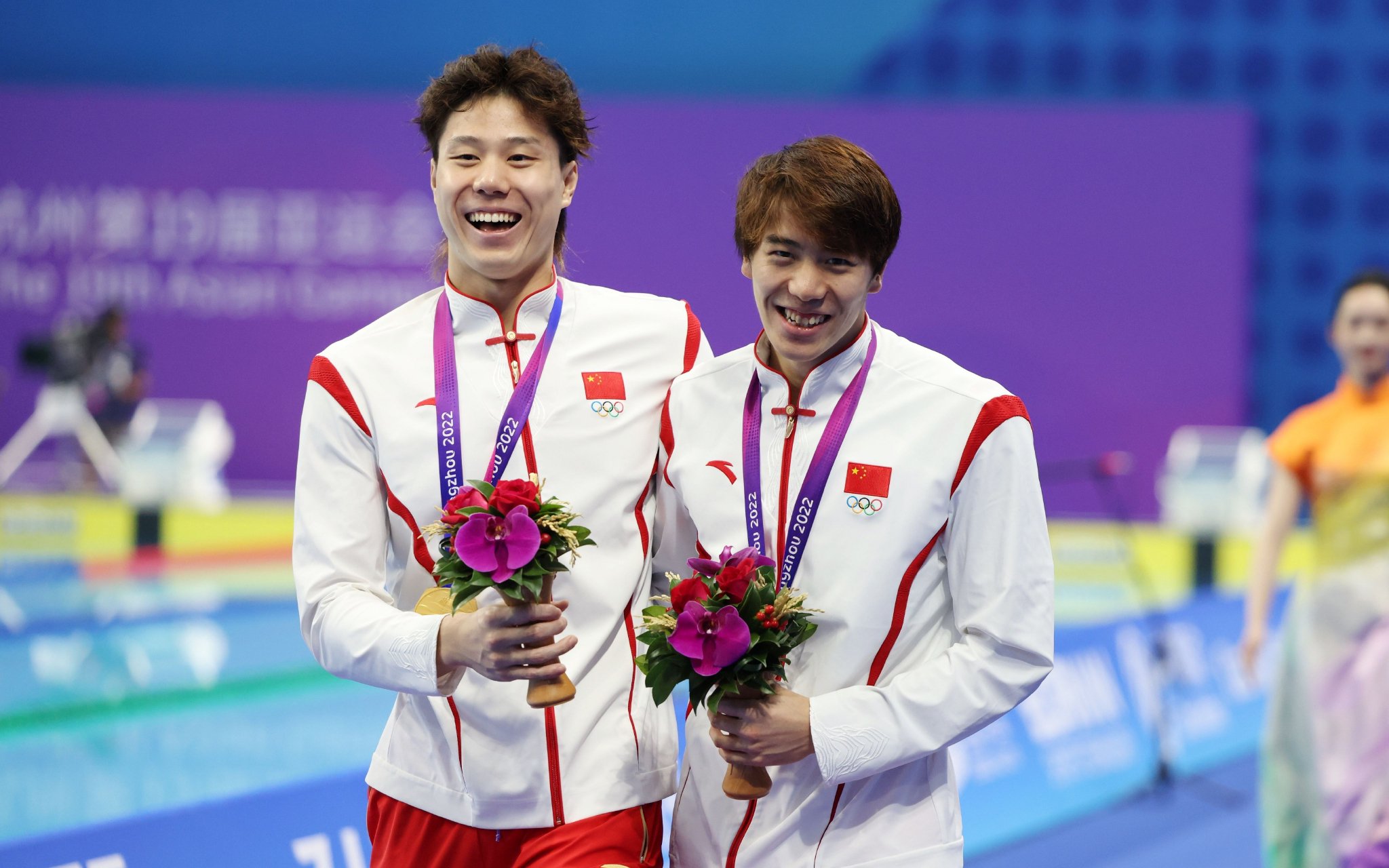 覃海洋（左）、孫佳俊奪得男子50米蛙泳冠、亞軍。 新京報記者 王貴彬 攝