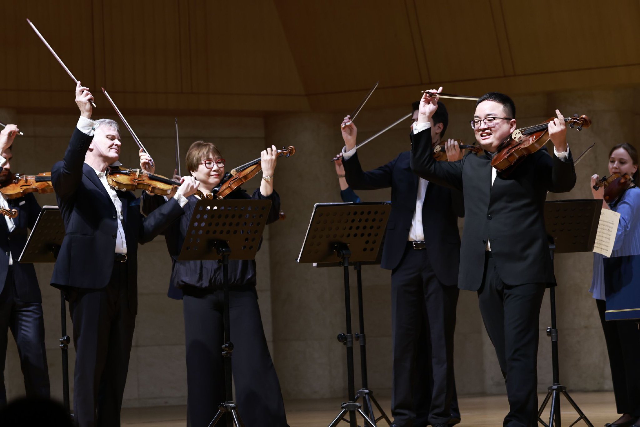 中提琴家梅第揚（前排右一）攜手柏林愛樂波路克獨奏家合奏團演出現場。 北京國際音樂節供圖