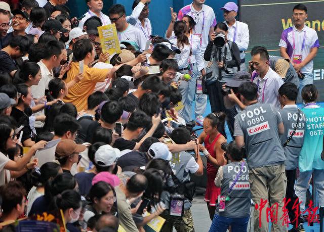 9月29日中午，杭州亞運會網球女子單打項目決賽結束後，鄭欽文被記者和球迷包圍。中青報·中青網記者 趙迪/攝
