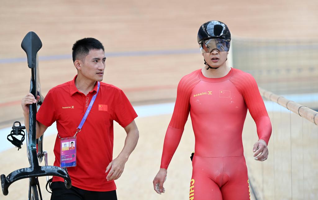 9月28日，中國選手周瑜（右）在比賽後。新華社記者 胡虎虎 攝