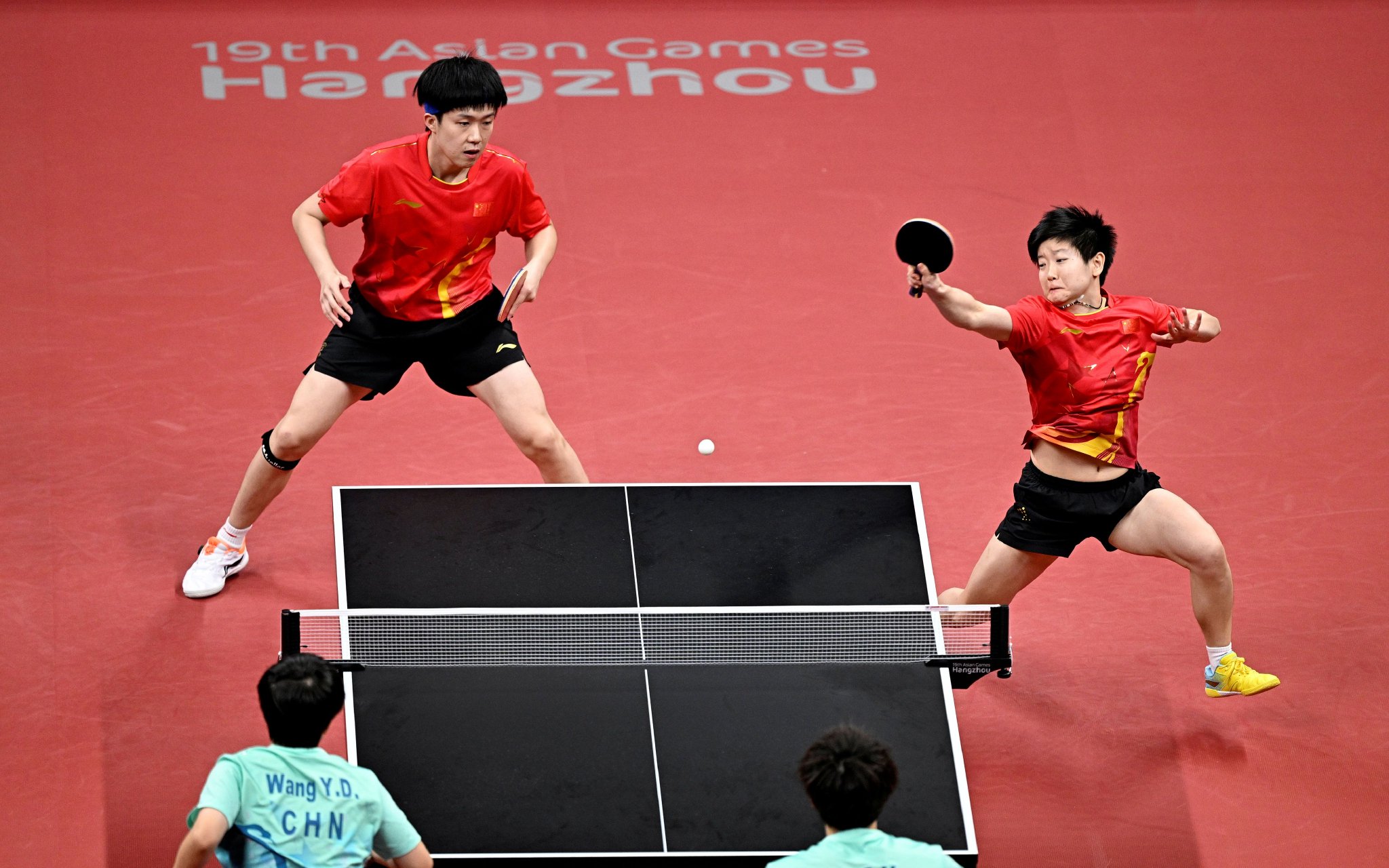 孫穎莎（右）/王楚欽衛冕亞運會乒乓球混雙金牌。 圖/新華社