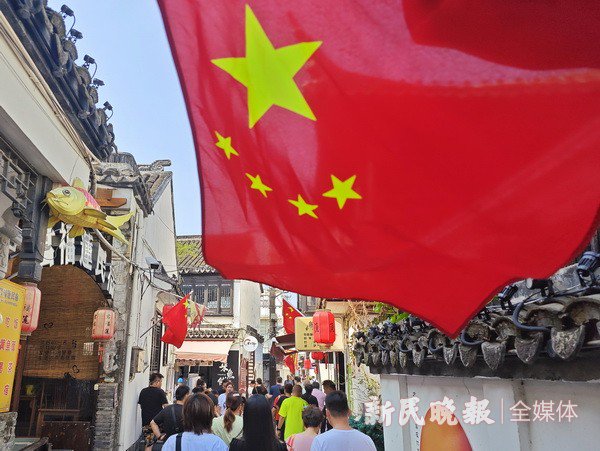 沪郊景区人流如织 “中国红”点缀双节气氛