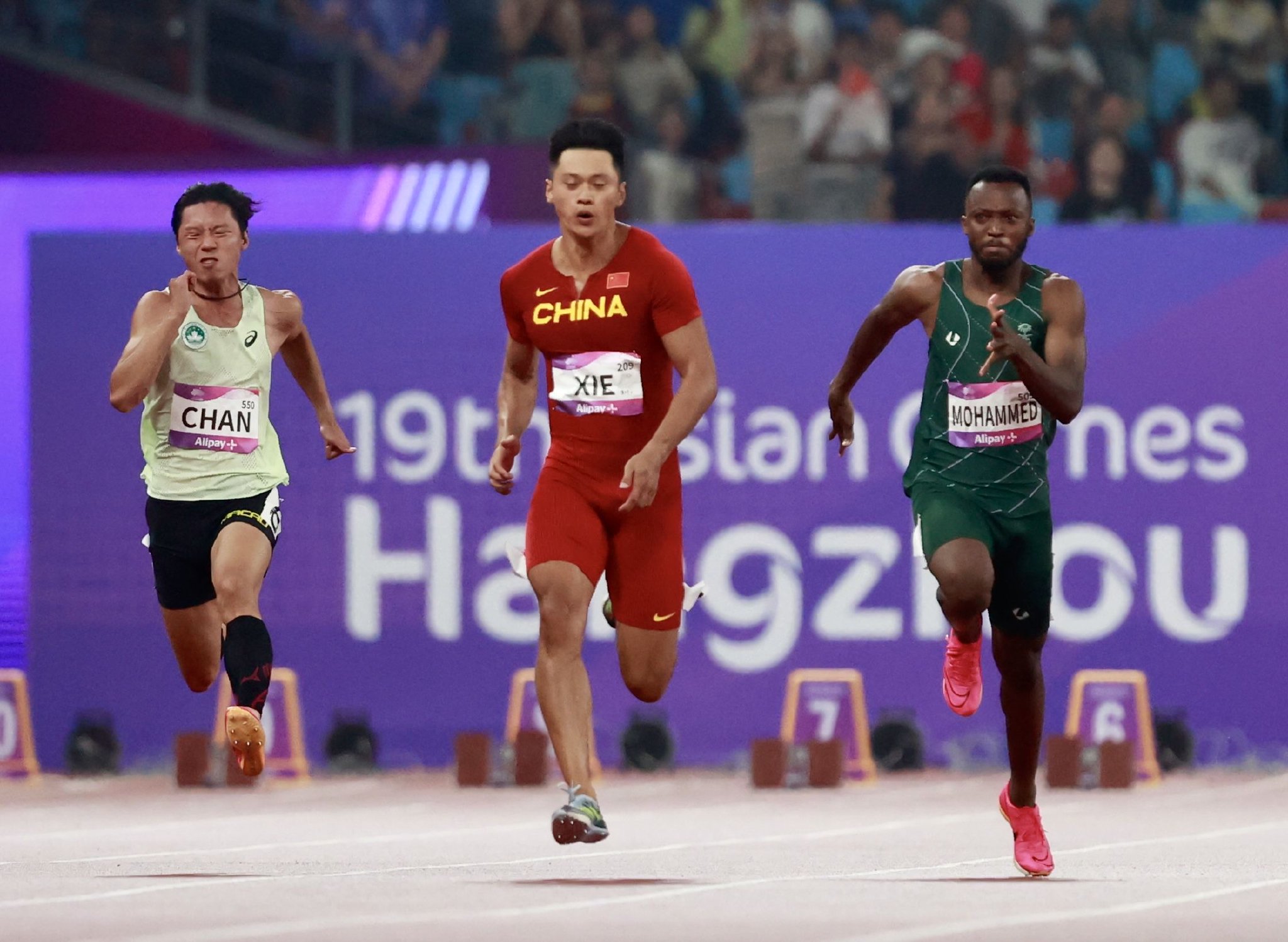 29日晚，謝震業（中）在男子100米預賽中。 澎湃新聞記者 趙昀 圖