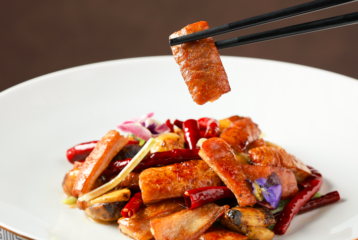 上海老饭店秋季新品:白葱牛肝菌辣炒脆肠头