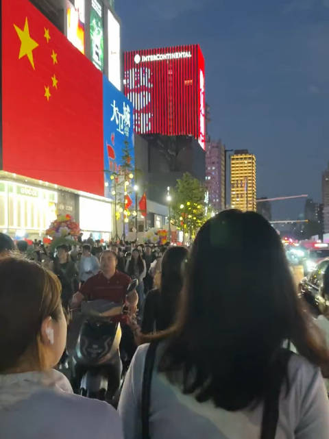 国庆节快乐！郑州街头的国庆氛围感拉满了