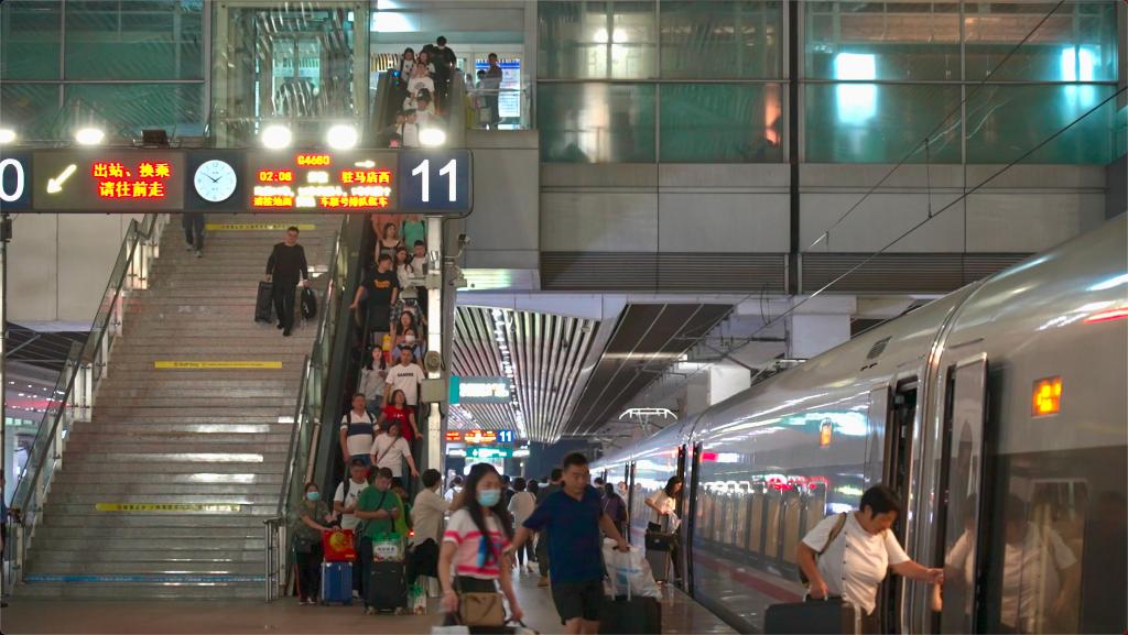 乘客正在廣州南站乘坐「夜高鐵」。(受訪對象供圖)