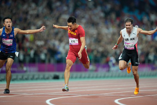     9月30日，杭州亞運會田徑男子100米決賽，謝震業奪冠。視覺中國供圖