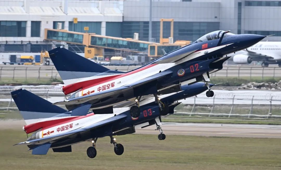 这是第十四届中国国际航空航天博览会上,中国空军八一飞行表演队进行飞行表演。
