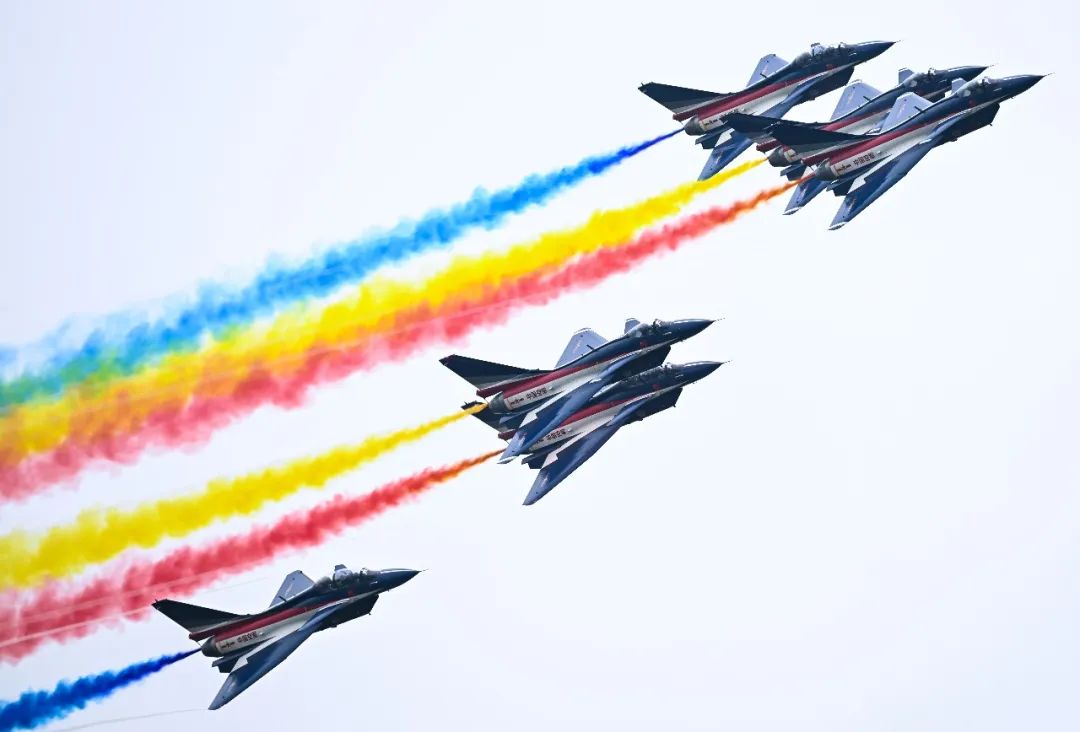 这是第十四届中国国际航空航天博览会上,中国空军八一飞行表演队进行飞行表演。