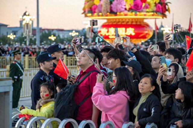 民警在天安门广场升国旗仪式上执勤。 本文图片 北京市公安局提供