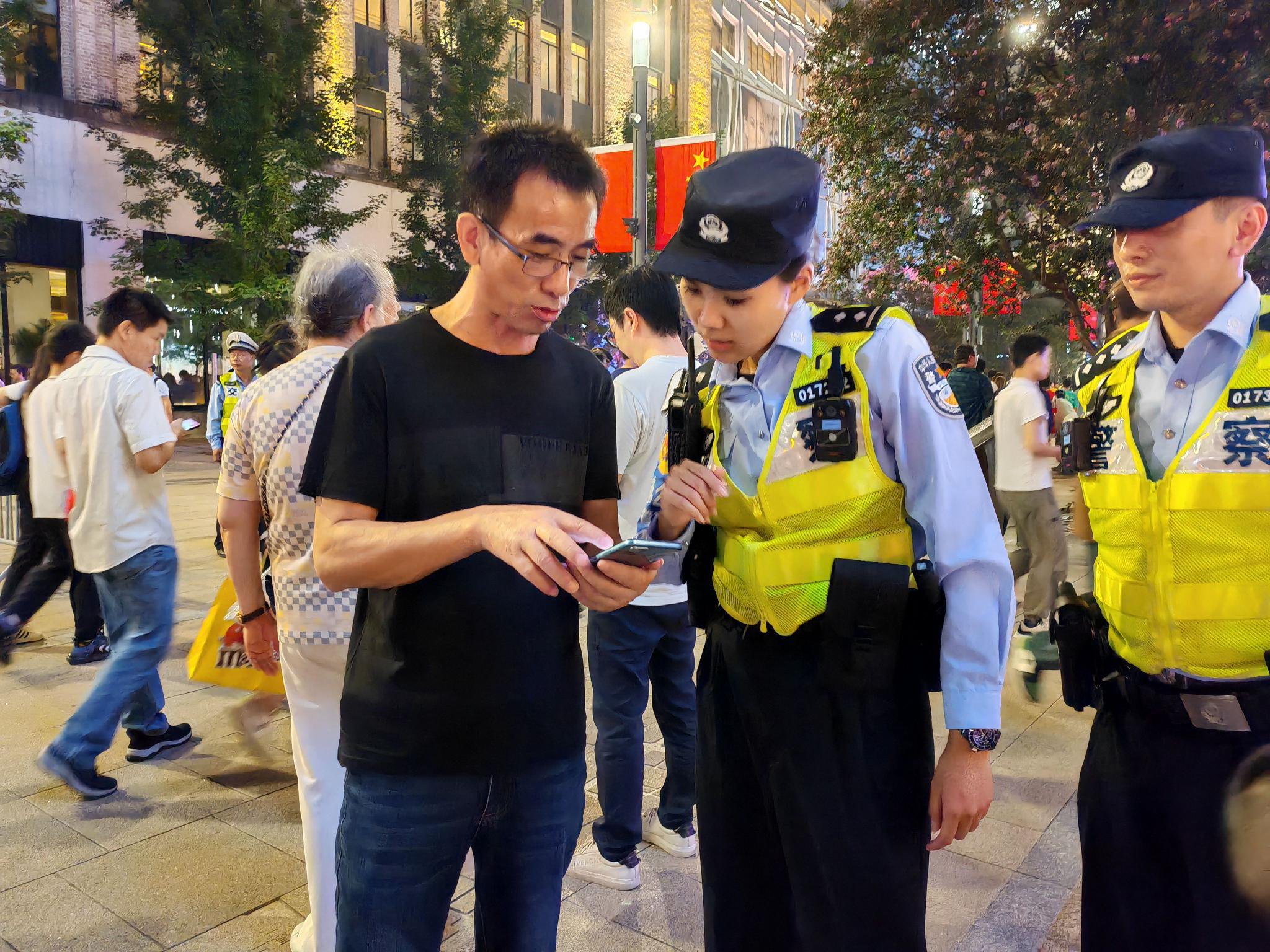 中秋節當天徐懿在南京路執勤為遊人們指路。黃浦分局 供圖