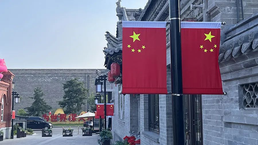 图为大同市古城内五星红旗悬挂。