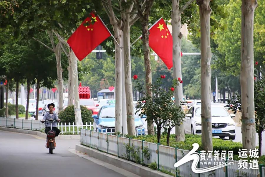 图为运城市街道悬挂着五星红旗。