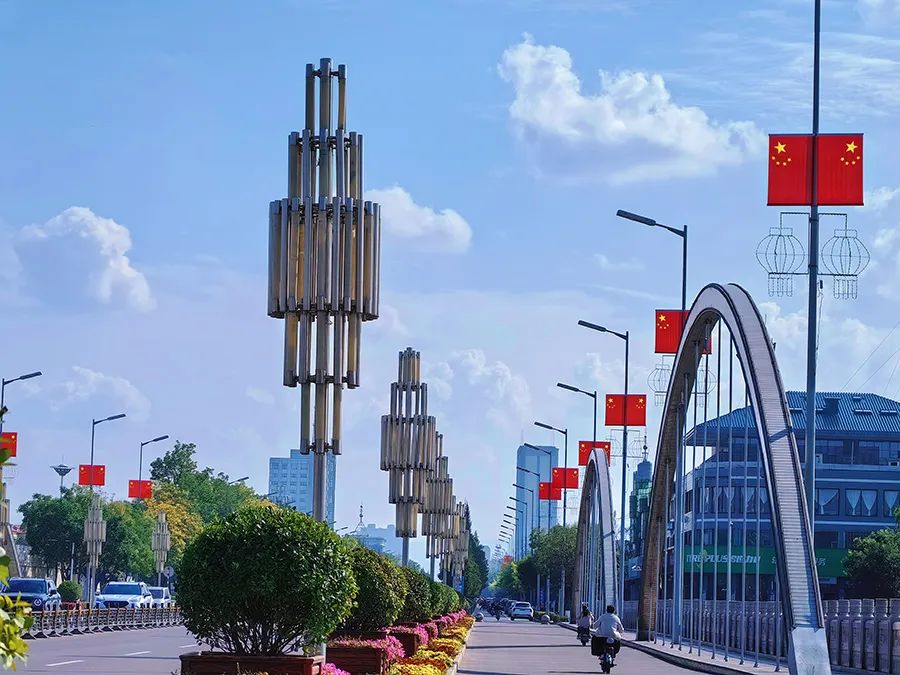 图为吕梁市商场内悬挂五星红旗。