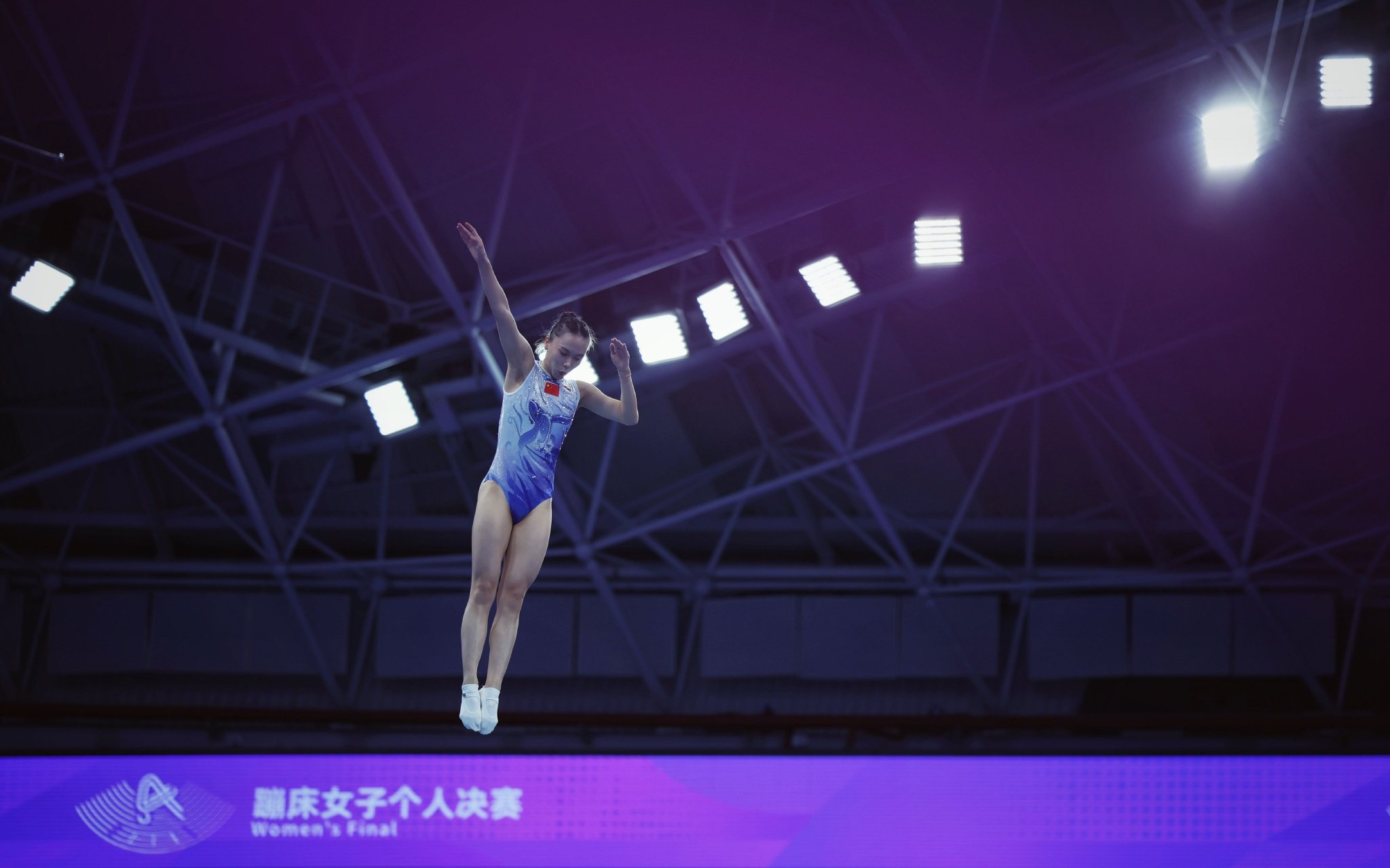 從資格賽到決賽，朱雪瑩均得到全場最高分，順利在女子蹦床項目中摘金。 新京報記者 薛珺 攝