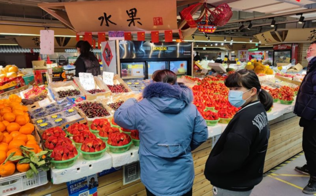 ▲北京望京地區一家菜市場里,市民正在挑選水果。新京報記者 王巍 攝