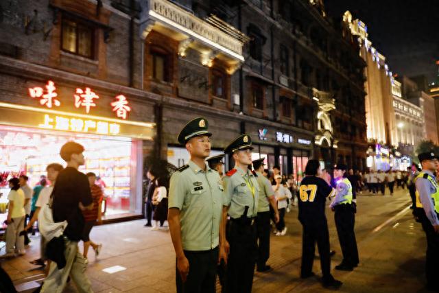 馬嘯(前左一)在南京路步行街執勤。王毅明 圖