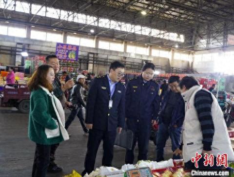 市场监督管理部门加大监督检查力度,把好货源关、检测关、质量关。王晓燕 摄