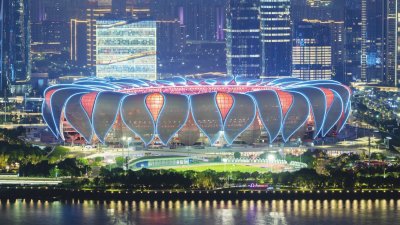9月23日,杭州亚运会正式开幕。图为开幕式当天晚上杭州市奥体中心建筑“大莲花”夜景。视觉中国/图