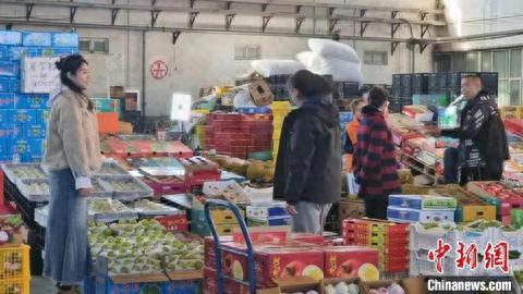 果品日均交易量4000吨左右。王晓燕 摄