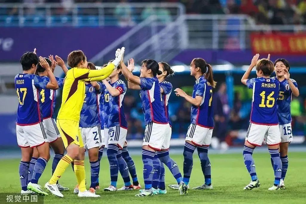 日本女足慶祝勝利。
