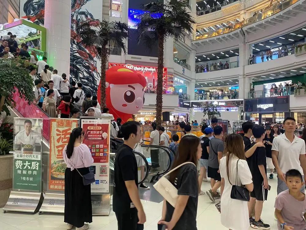 游客在天河路商圈逛街游玩