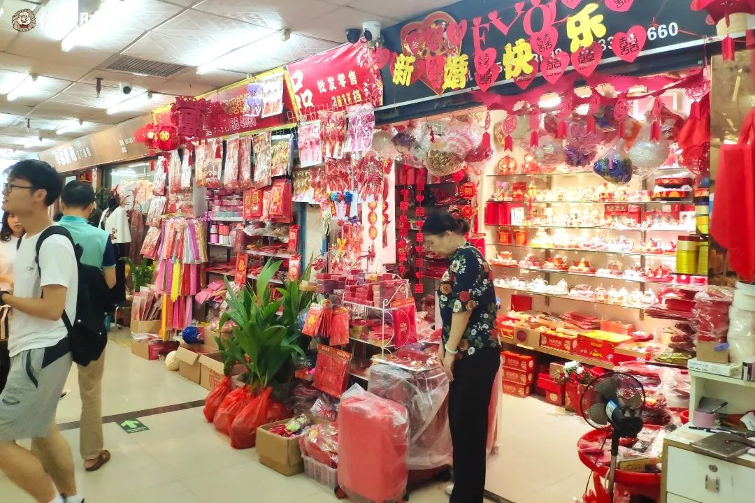 婚庆用品店内,商品品种齐全