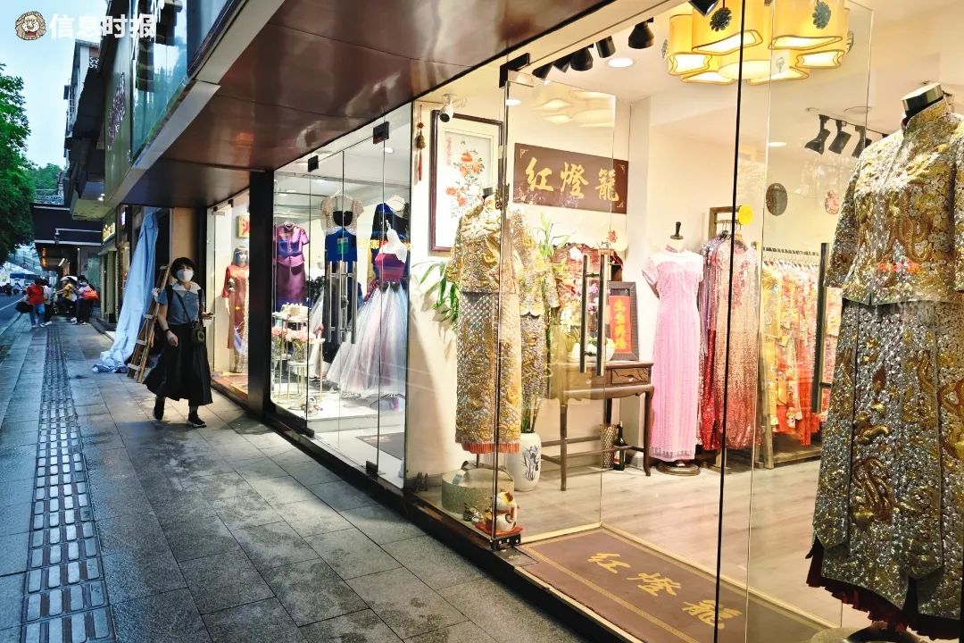位于江南大道中婚纱街的婚庆服装店