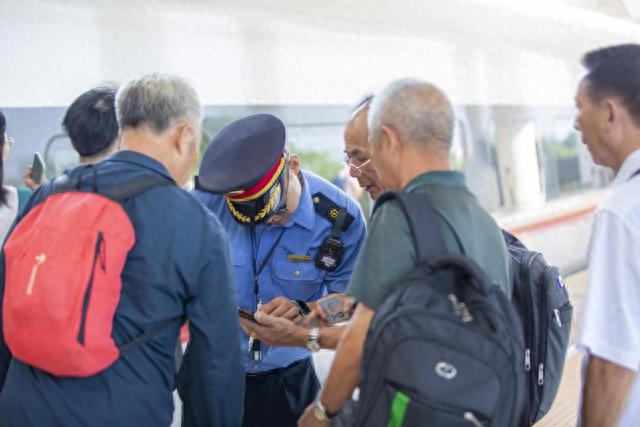 贛州西站工作人員正在幫助旅客查詢乘車信息。中國鐵路南昌局集團有限公司 供圖