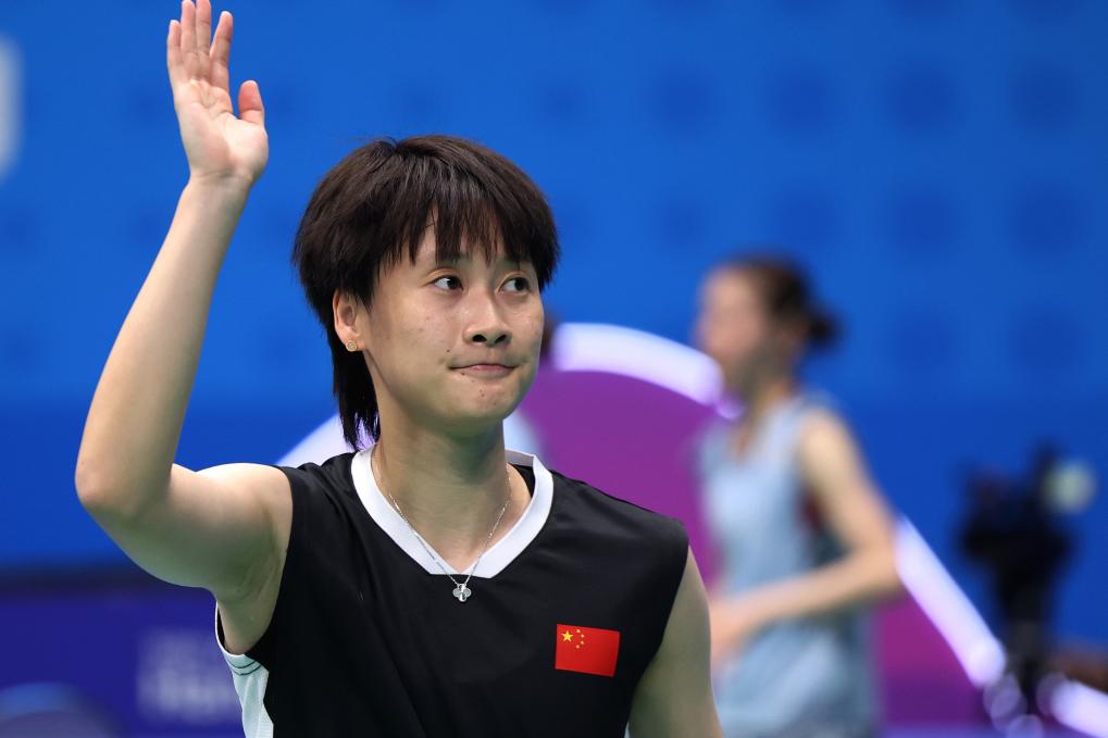 10月3日,中國選手陳雨菲在獲勝後向觀眾致意。新華社記者陳斌攝