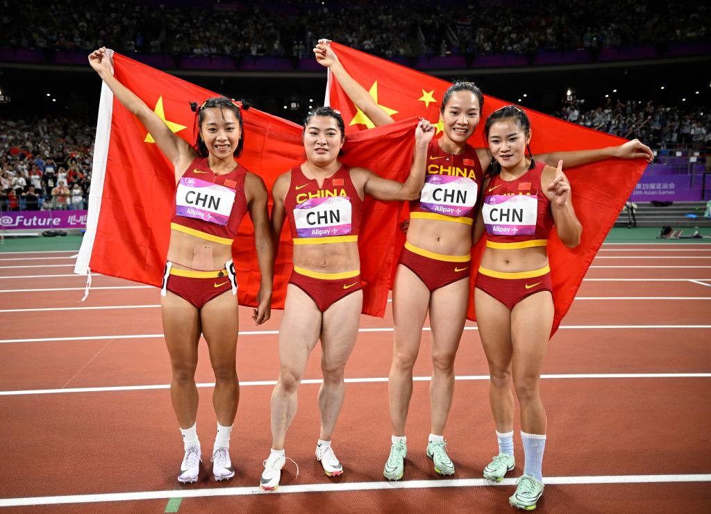 10月3日,中国队选手葛曼棋、袁琦琦、韦永丽和梁小静(从左至右)在比赛后庆祝胜利。新华社记者宋彦桦摄