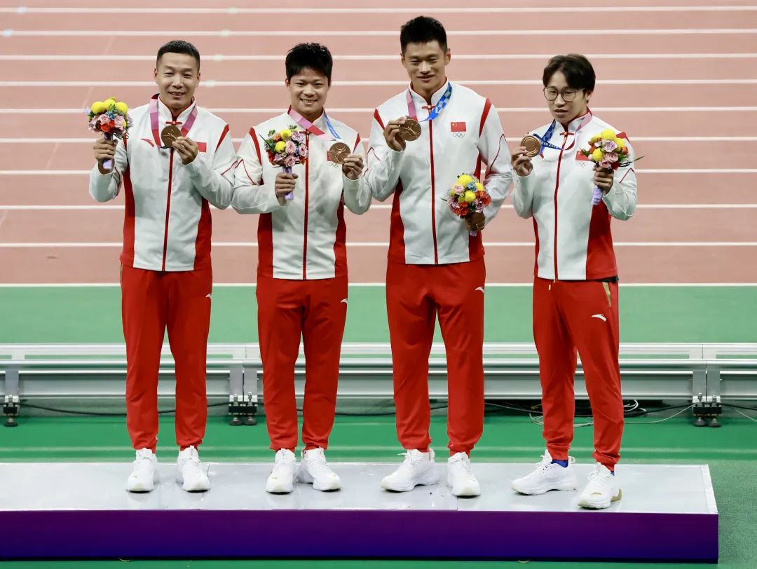 中國短跑接力天團——吳智強、蘇炳添、謝震業、湯星強（從左至右）終於等到了他們的奧運獎牌。澎湃新聞記者 趙昀 圖 