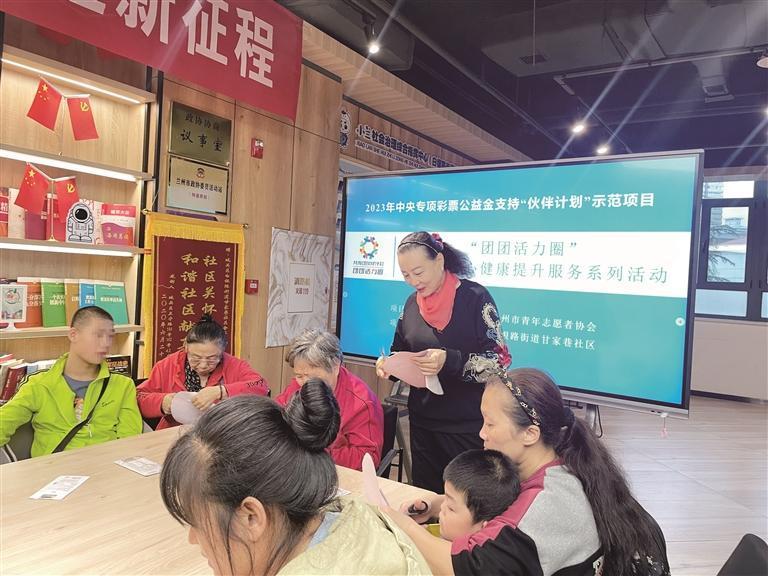 志愿者教孩子剪纸