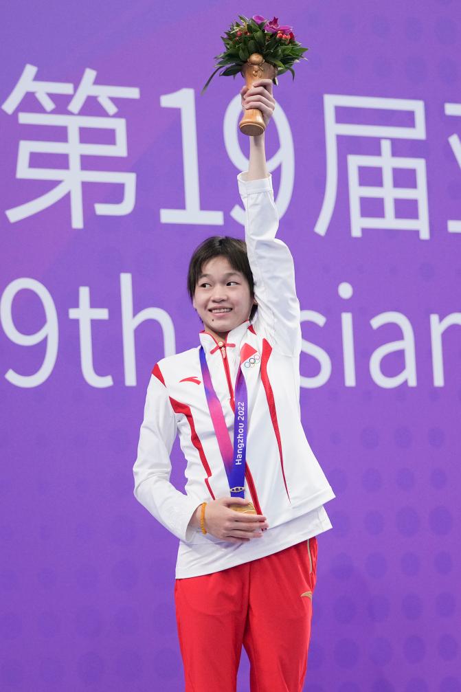 10月3日,全红婵在颁奖仪式上。当日,杭州亚运会跳水项目女子10米跳台决赛在杭州奥体中心游泳馆举行。新华社记者 薛宇舸 摄