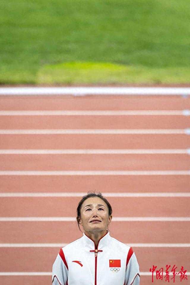 10月4日，杭州奧體中心體育場，競走運動員切陽什姐在遞補奧運獎牌的頒獎儀式上。中青報·中青網記者 李雋輝/攝