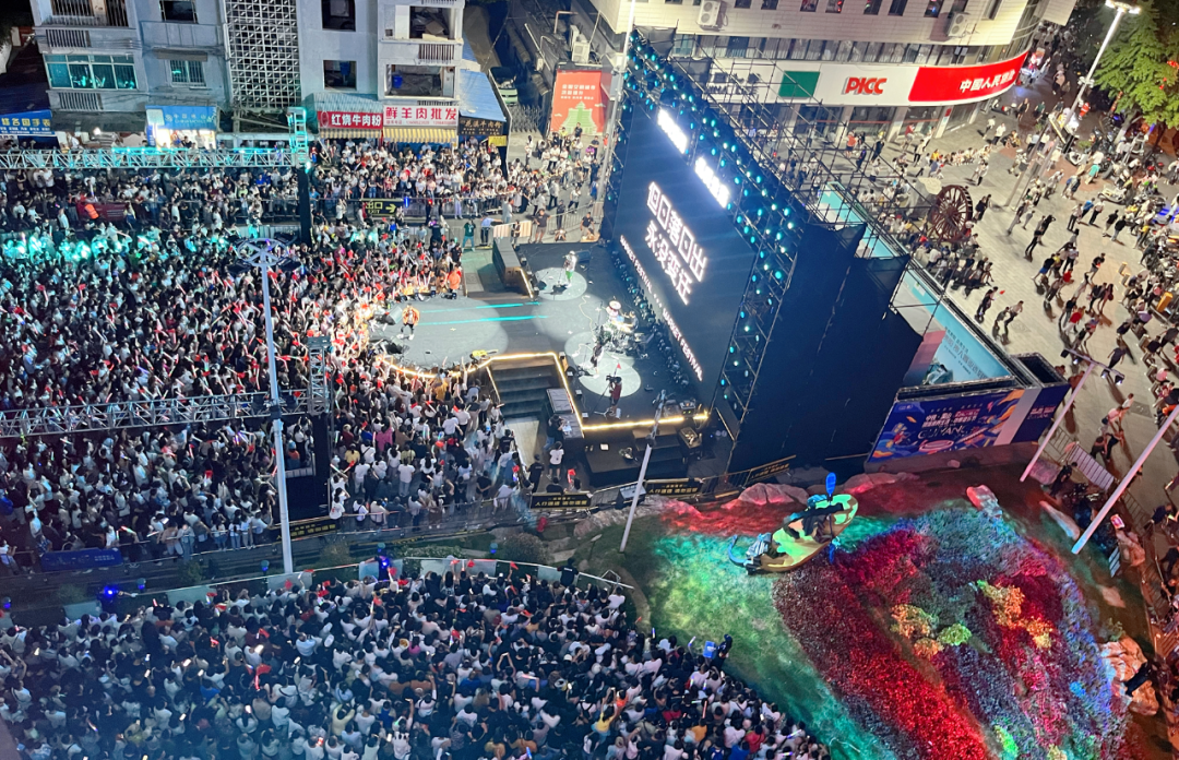 南明区青云路步行街尚义路段“青云潮SHOW城市舞台”嗨唱现场(鲍贝贝 摄)