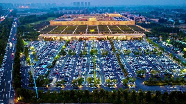 中秋国庆黄金周期间,河南“只有河南·戏剧幻城”订单量创历史新高,停车场停满游客车辆。受访者供图