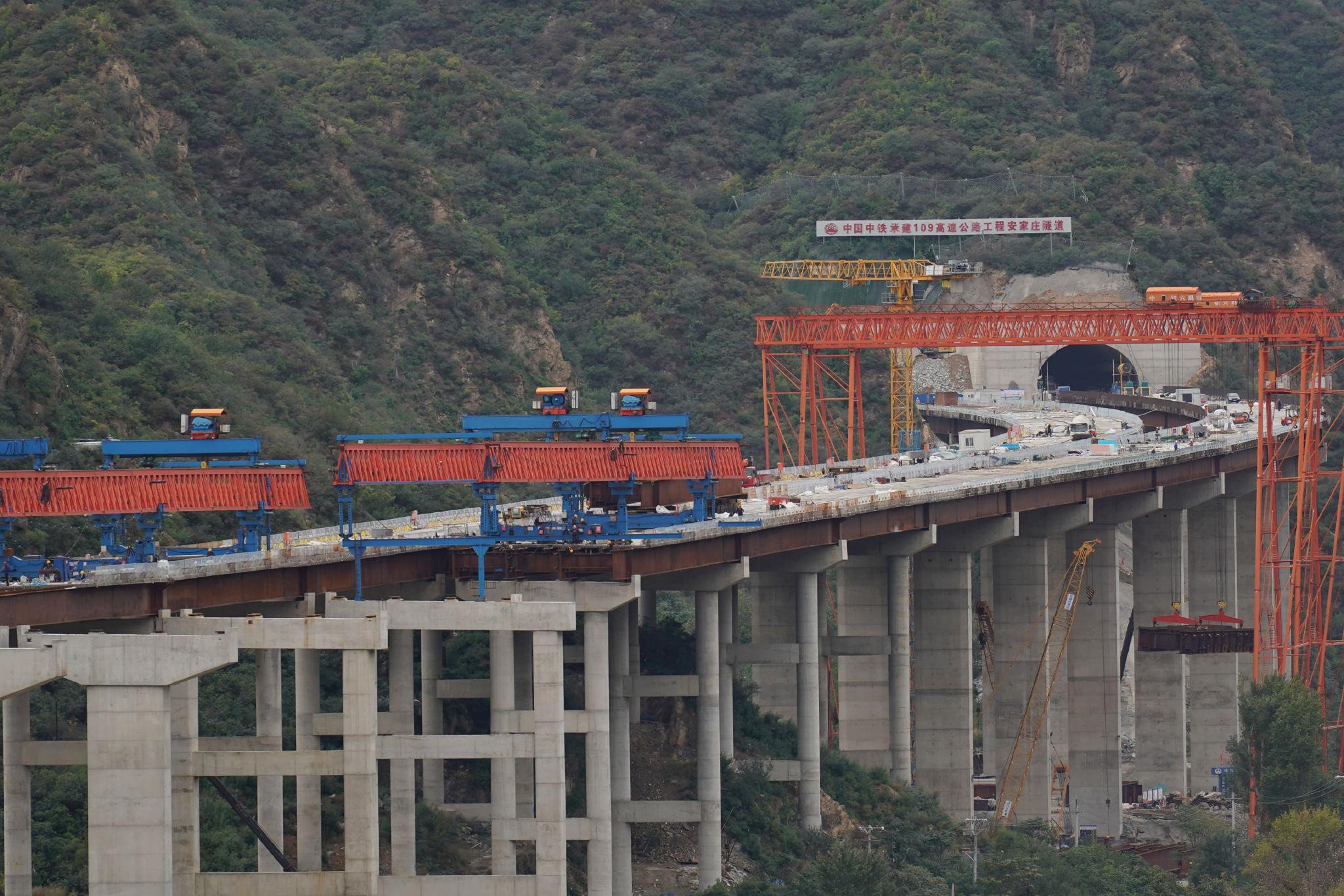 遠眺正在建設中的國道109新線高速項目安家莊特大橋及隧道。 新京報記者 裴劍飛 攝