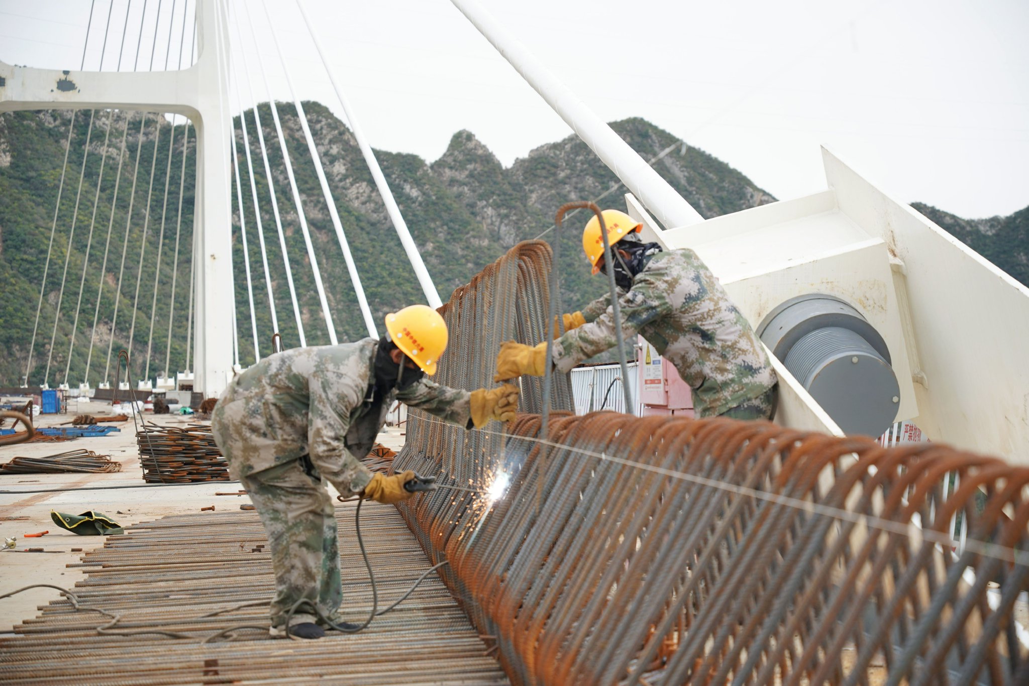 安家莊特大橋項目建設現場，工人們正在忙碌。 新京報記者 裴劍飛 攝