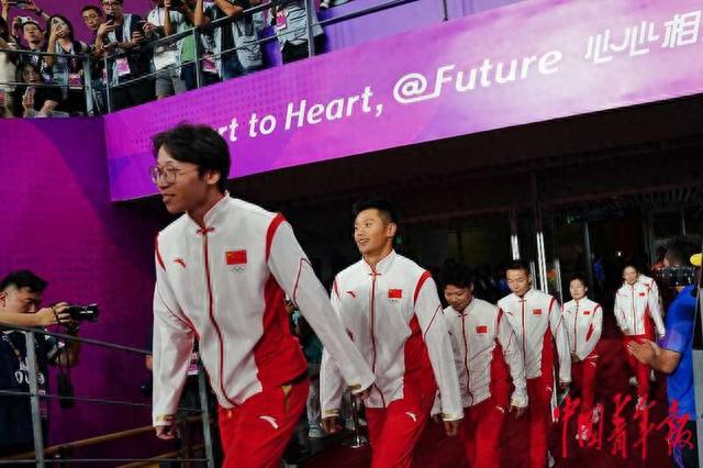 10月4日晚，杭州奧體中心體育場，杭州亞運會田徑比賽結束後，參加補發獎牌儀式的運動員入場。中青報·中青網記者 趙迪/攝