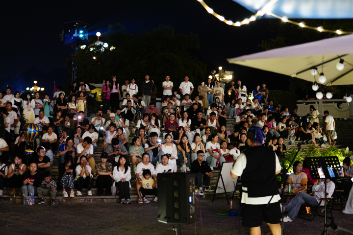 花溪十字街街头演唱会现场(鲍贝贝 摄)