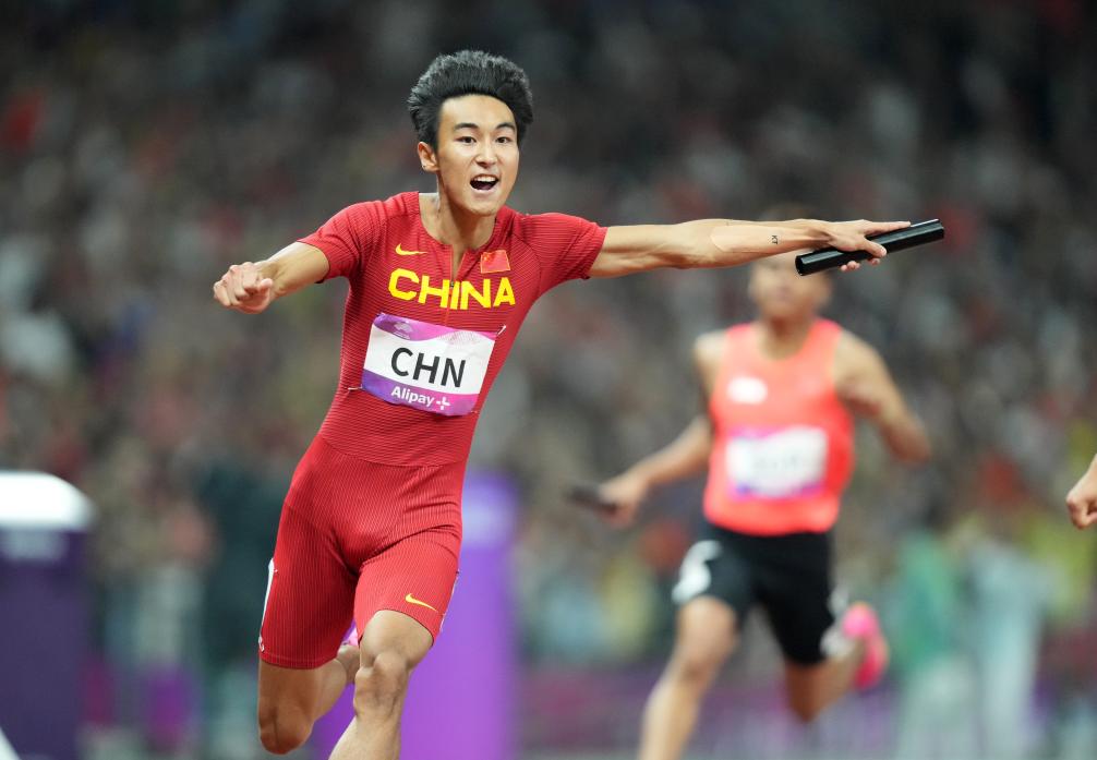 10月3日，中國選手陳佳鵬在比賽中衝線。新華社記者 孫非 攝