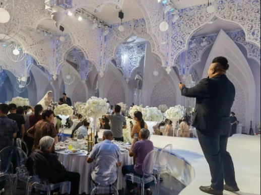 明明在主持婚礼。图片来源:宁波晚报