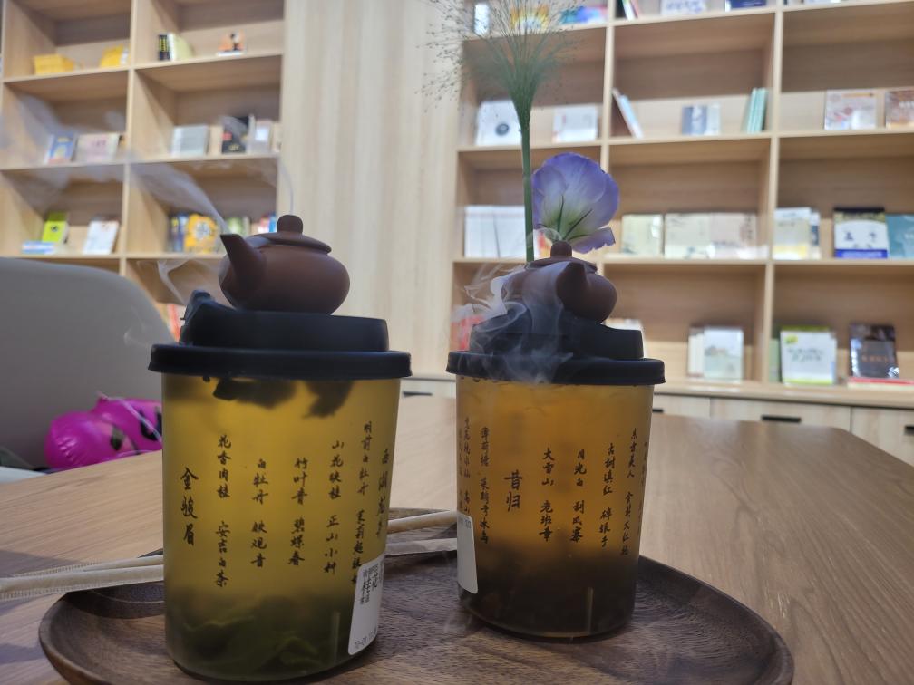 图为茶饮店内的创意茶品。新华社记者 于也童 摄
