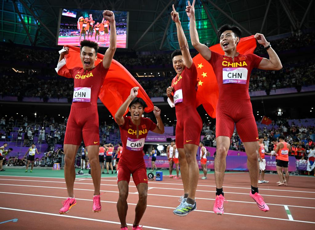 10月3日，中國選手陳冠鋒、謝震業、陳佳鵬、嚴海濱（從右至左）在奪冠後慶祝。新華社記者 桑治彥樺 攝