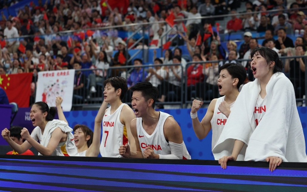中國女籃剛剛奪得亞運會金牌。教練鄭薇表示，中國女籃必須攻入巴黎奧運會。 新京報記者 王飛 攝