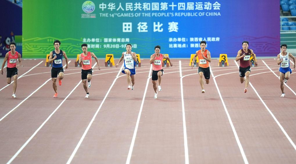 2021年9月21日，蘇炳添（右四）、陳佳鵬（右一）在第十四屆全運會男子100米決賽中。新華社記者 王曦 攝